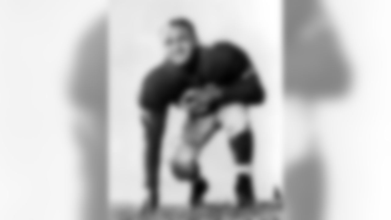 This Dec. 11, 1956 file photo shows Andy Robustelli (81), an end for the New York Giants. (AP Photo/File)