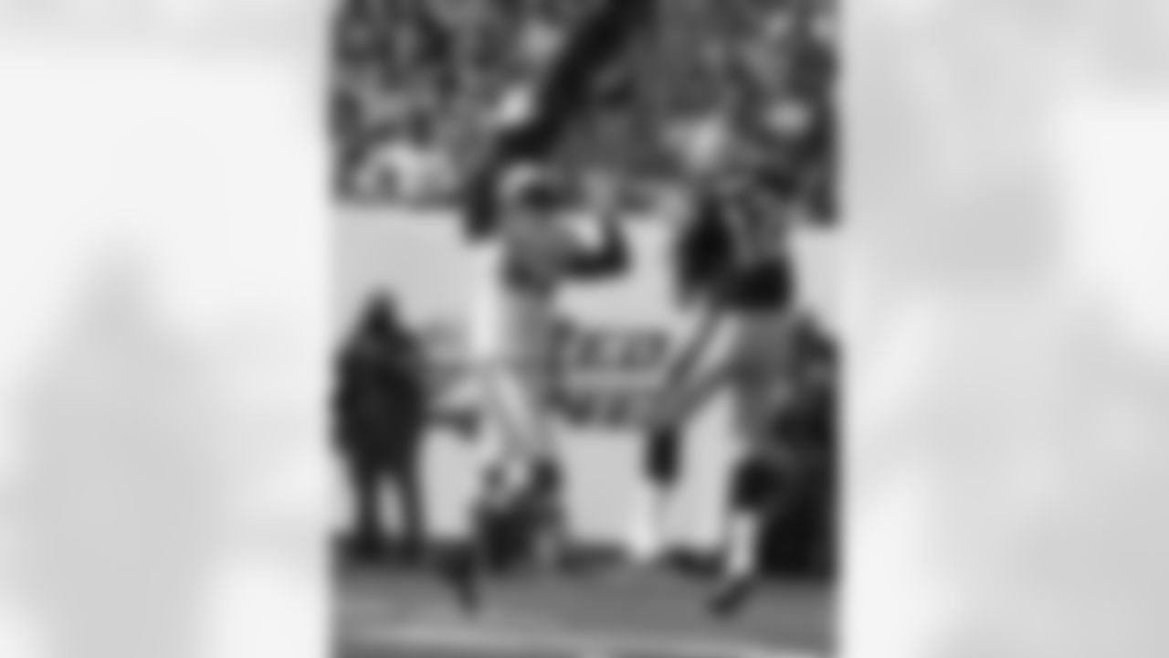 Bart Scott Photos