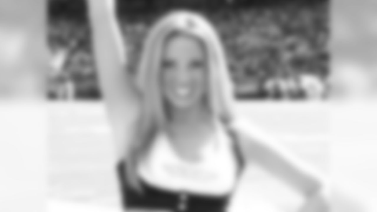 Laura V. 2009 Flight Crew Member Photos