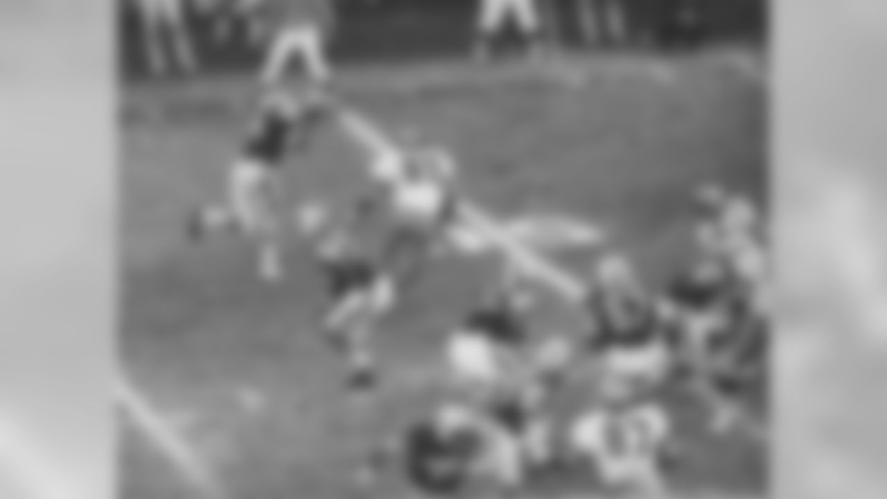 RB John Riggins (44) catches a pass from HOF QB Joe Namath (12) during an 18-17 Jets win over the Saints on 12/3/72. Also pictured are linemen Bob Svihus (76), Dave Herman (67), Randy Rasmussen (66), Winston Hill (75), John Schmitt (52), and RB Hank Bjorklund (40).