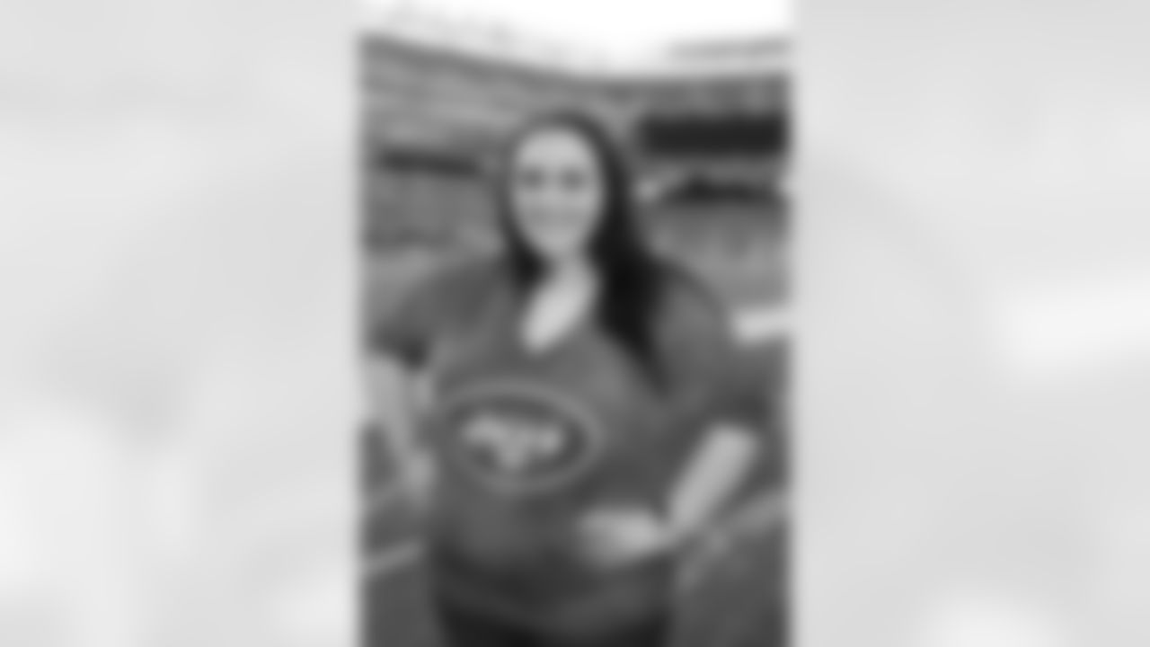 Broadway star Nikki Blonsky shows off her green before the Giants preseason game.