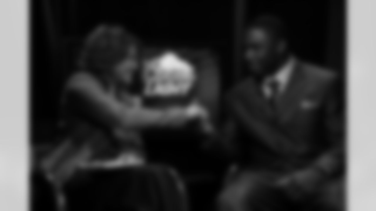 Suzy Kolber offers her well wishes after interviewing Gholston