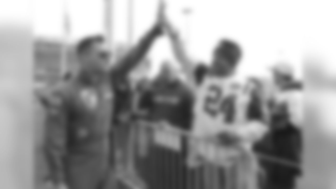 A Green & White fan high fives our Jets Juggler during the Player Walk.