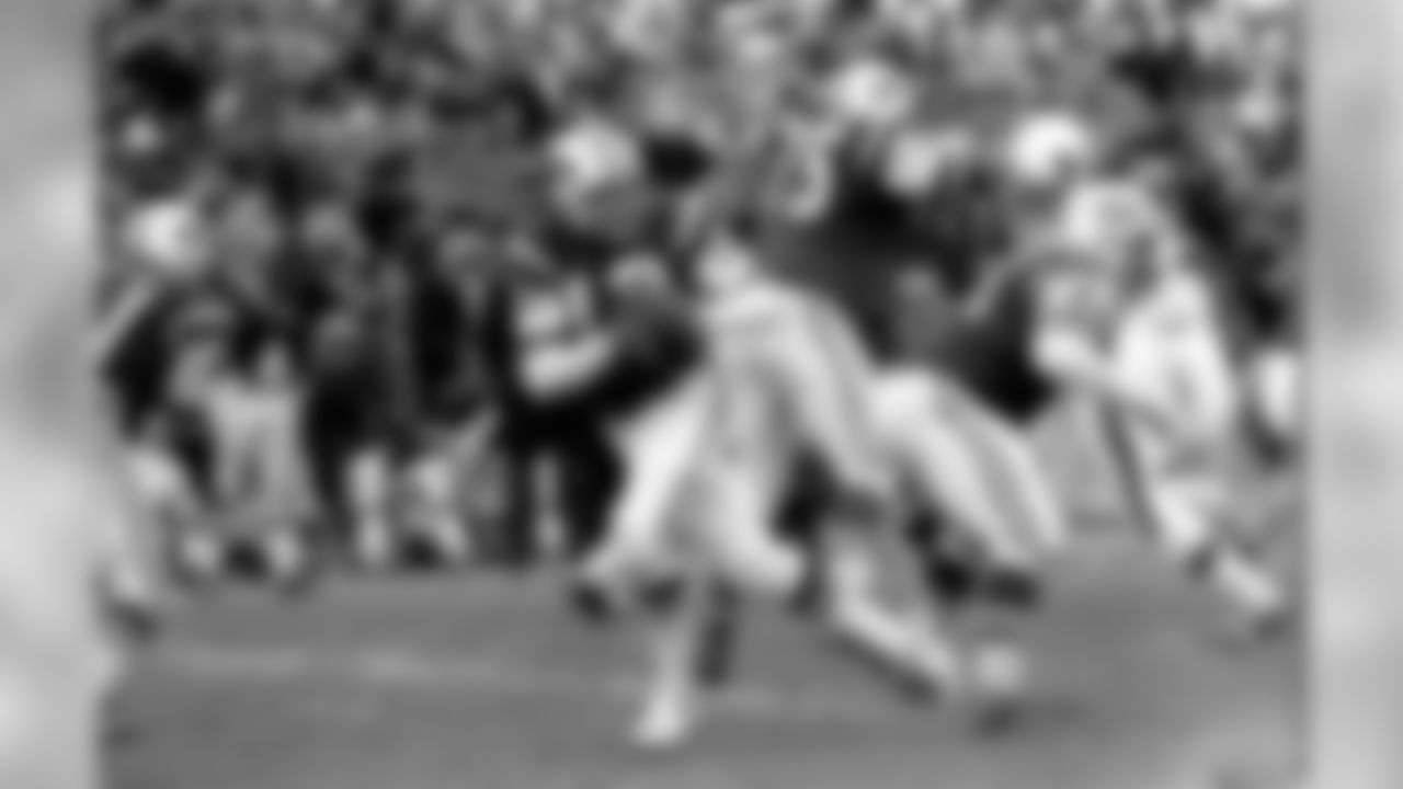 HOF QB Joe Namath drops back to pass against the Cincinnati Bengals at Shea Stadium on 12/8/68.