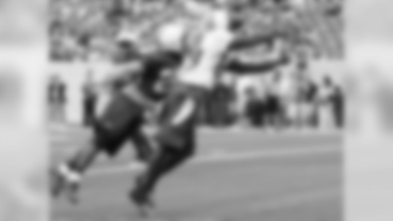 DB #24 Darrelle Revis