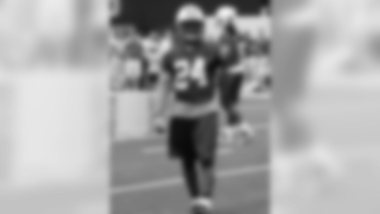 DB #24 Darrelle Revis