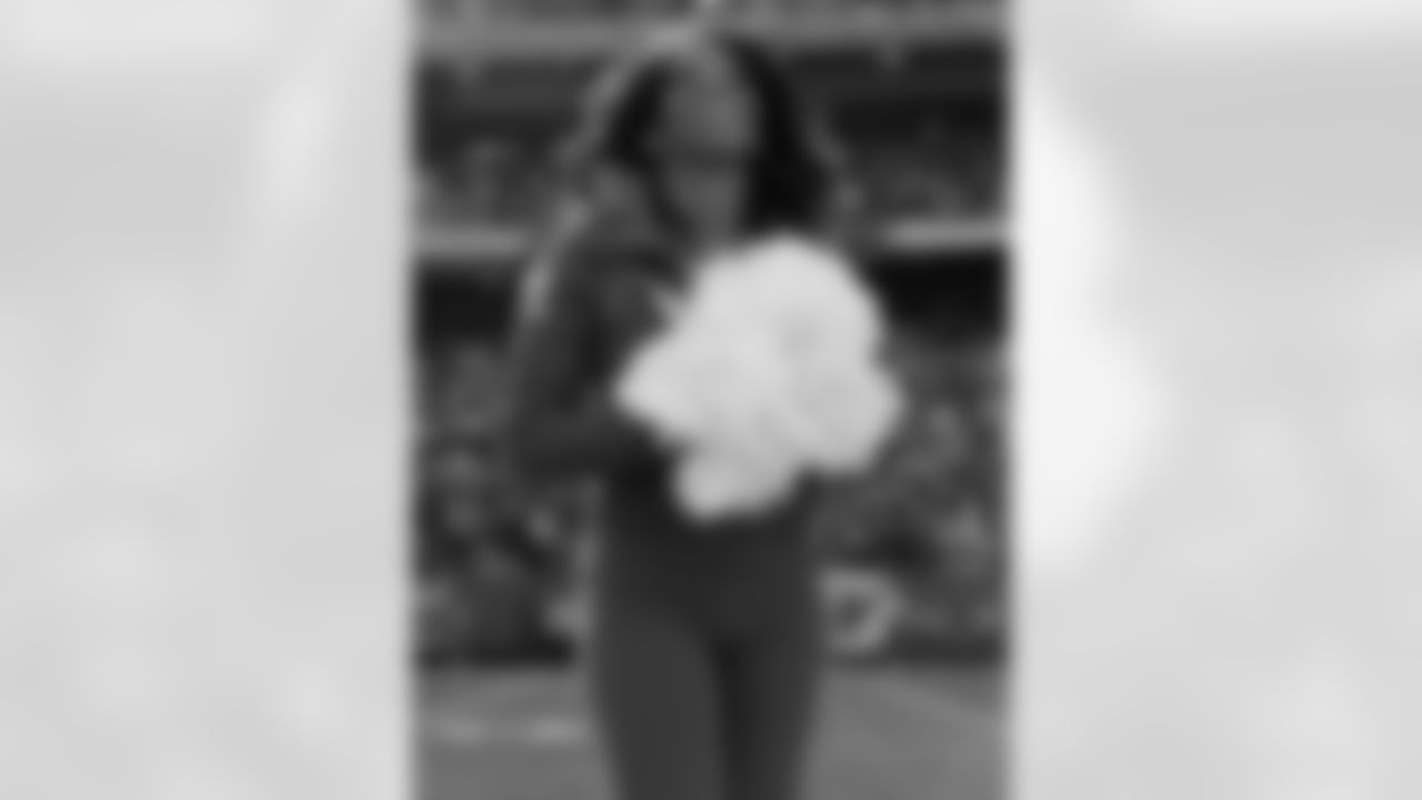 Mandisa 2009 Flight Crew Member Photos