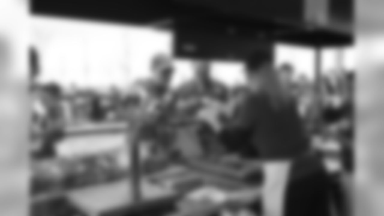 The New York Jets show their appreciation for the fans with a pig roast, giving out free sandwiches to those at MetLife Stadium.