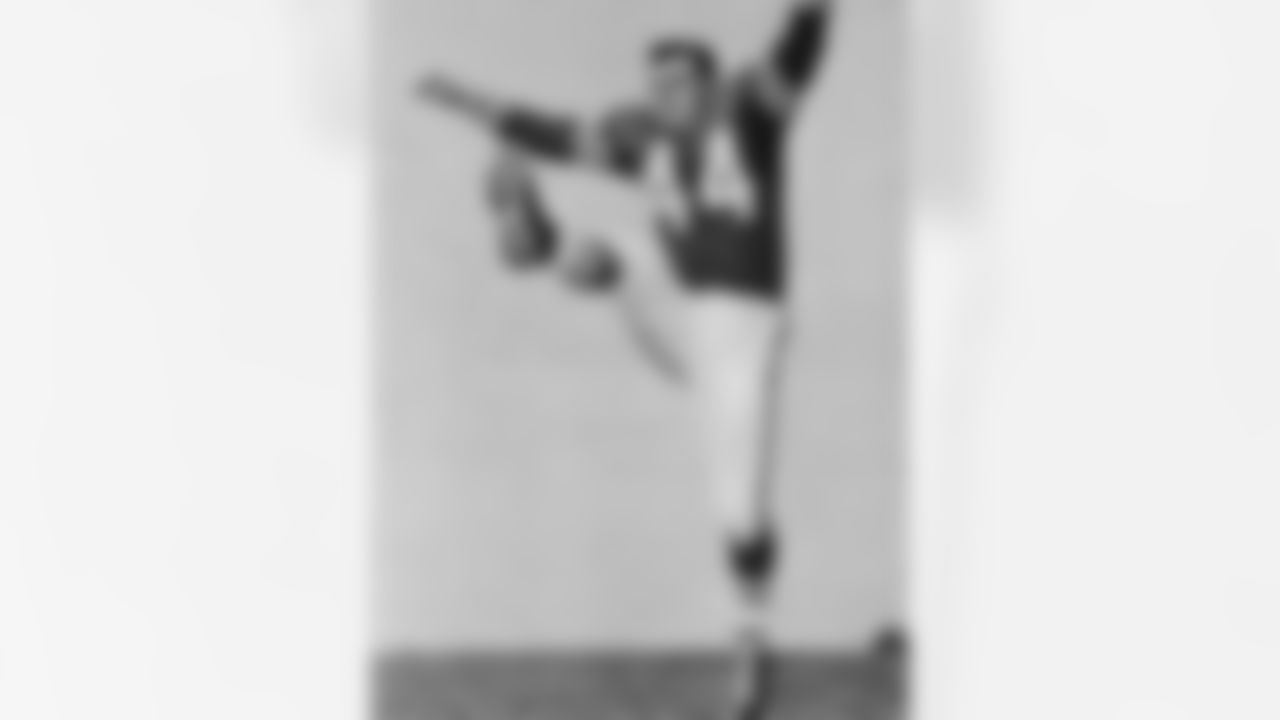 High-kicking FB Bert Rechichar