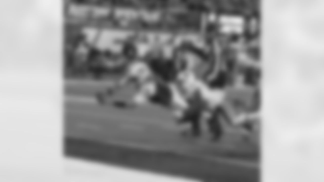 QB Mark Sanchez dives in for a touchdown in front of the MetLife Stadium crowd.