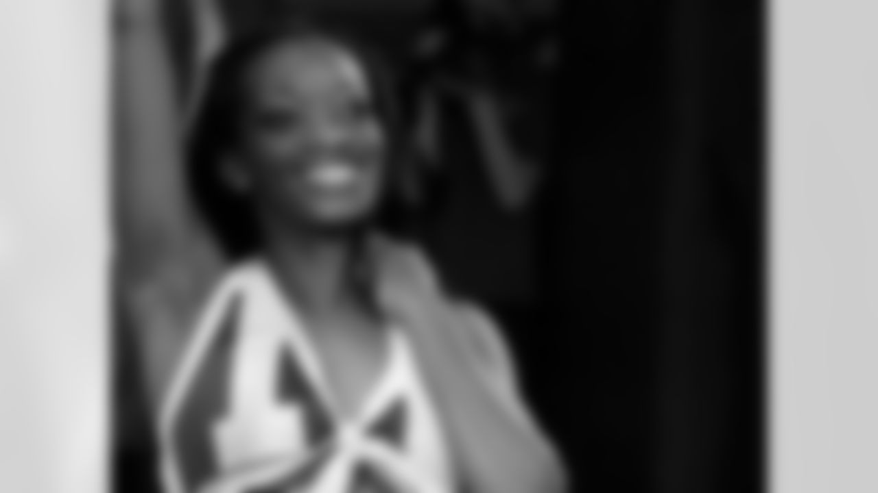 Mandisa 2009 Flight Crew Member Photos