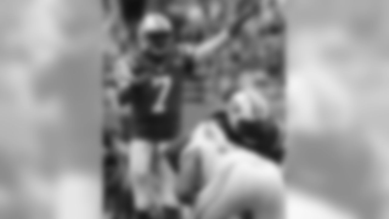 A Miami, FL, native, Smith will return to his hometown when the Jets tangle with the Dolphins Sunday. Smith was effective in last season's game in Miami, completing 63% of his passes for 190 and rushing 10 times for 44 yards and a touchdown. He said he feels a boost when playing in his hometown: "It's always special to play at home in front of friends and family, a stadium that I grew up not too far away from. Anytime you get a chance to go down there and play at home is always special."