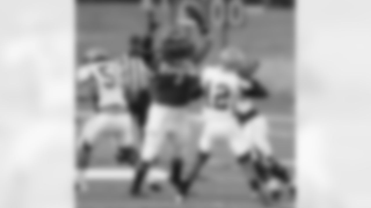 An FCS standout, Simon played only seven games last season but totaled 5.5 TFLs and a sack with 26 tackles.