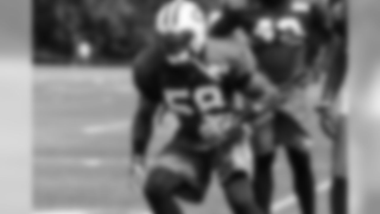 LB Erin Henderson