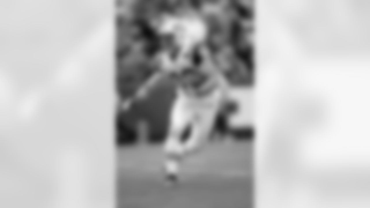 Jim Leonhard Photos