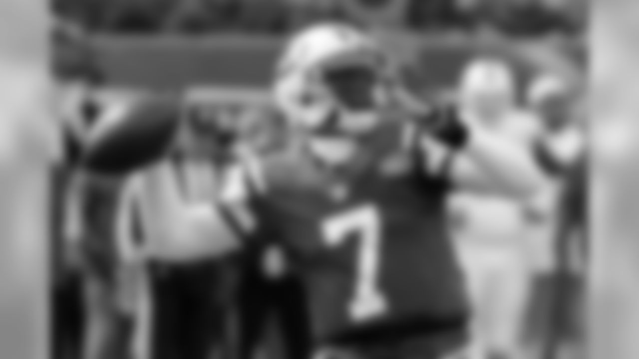 Geno Smith's first opportunity to defeat his hometown team didn't quite go as planned with a season-worst 8.3 passer rating and a second-half seat on the bench. Round 2, however, turned out to be fun in the sun for the Miami native QB. His rating increased ten times (to 83.9), and he led the Jets to their first, and only, two-game winning streak of the year.