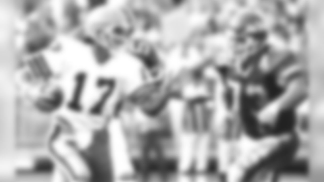 Jets Ring of Honor D-lineman Joe Klecko has his eyes on QB Brian Sipe during a 25-22 overtime loss for the Green & White on 9/2/79.