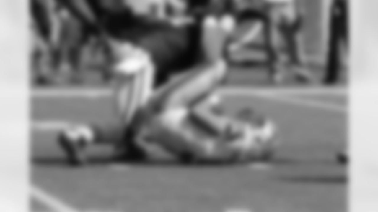 Sheldon downs Lions QB Matt Stafford for a week 3 sack