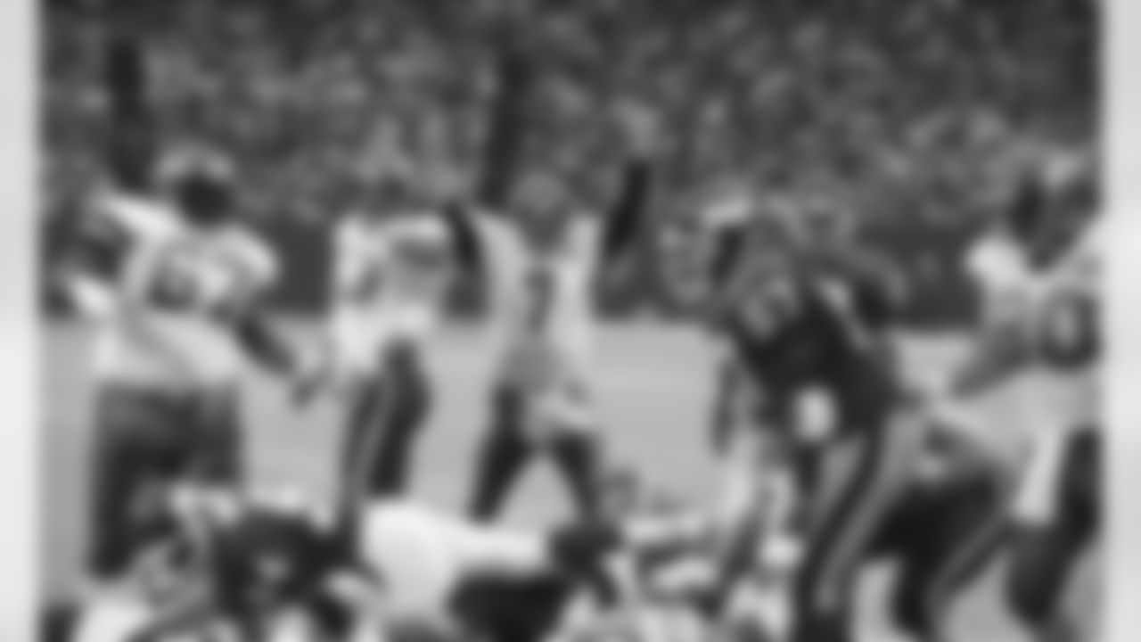 QB Boomer Esiason (7) signals touchdown after RB Brad Baxter ran for a two yard touchdown. Baxter scored the only TD in the Jets' 10-6 victory over the Giants.