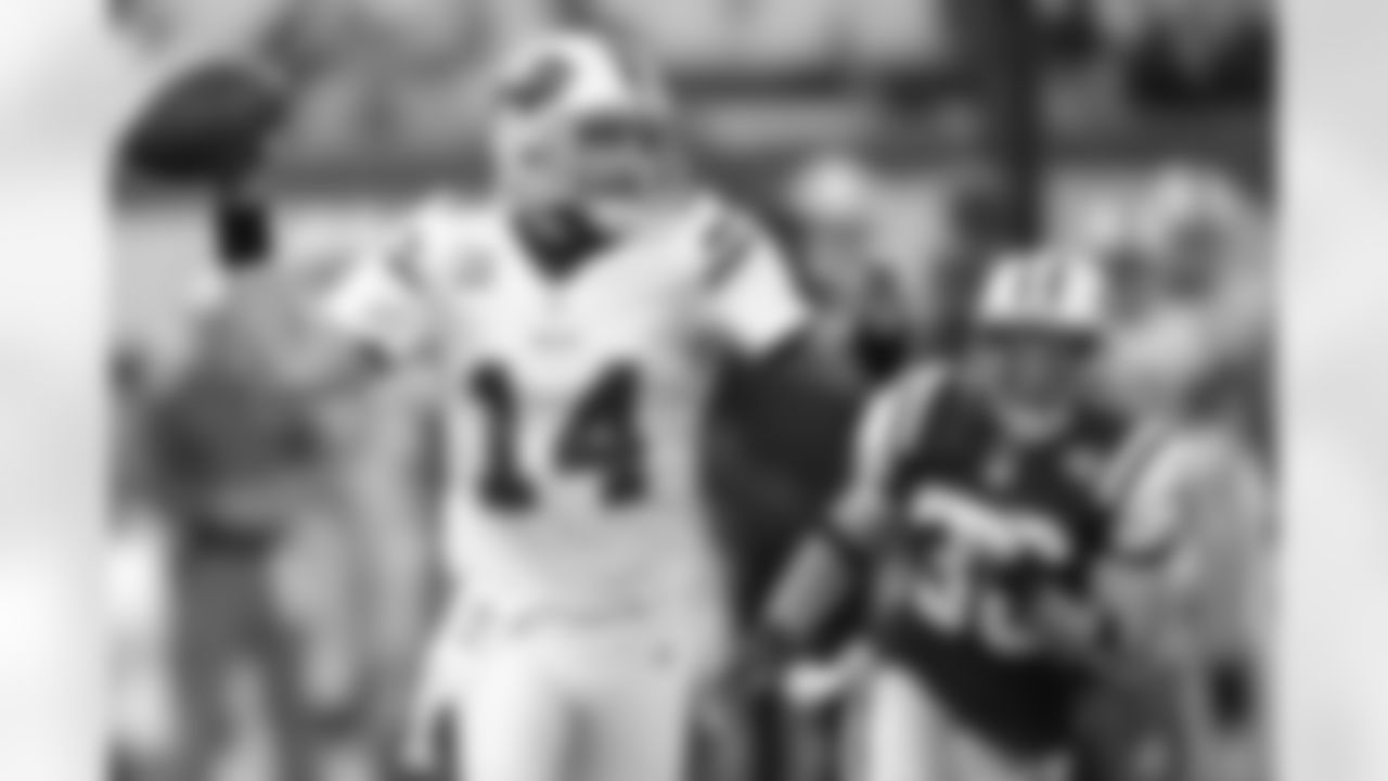 Jim Leonhard Photos
