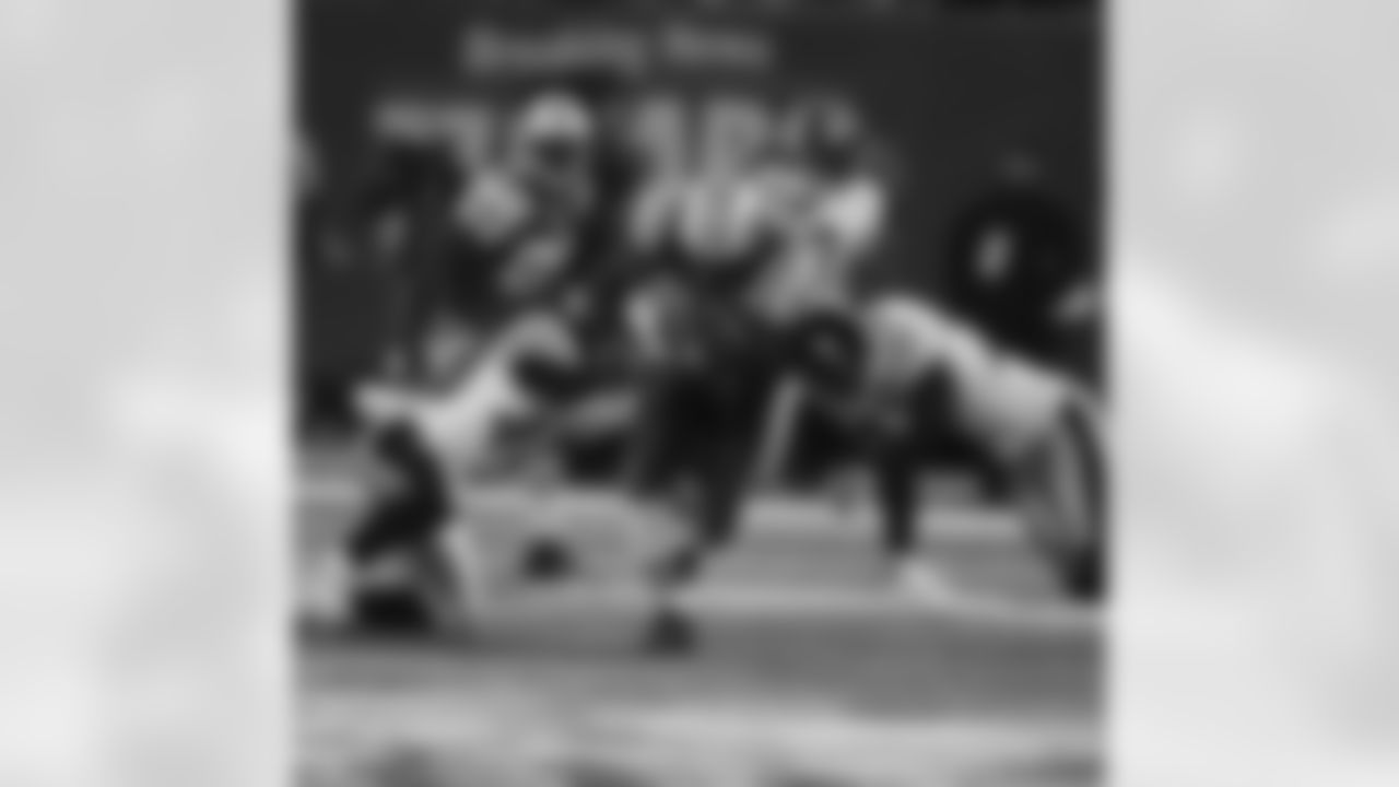 RB Thomas Jones carries the rock 30 times and gains 117 yards rushing as the Jets edge the Steelers in overtime 19-16 on 11/18/07 in East Rutherford, N.J.