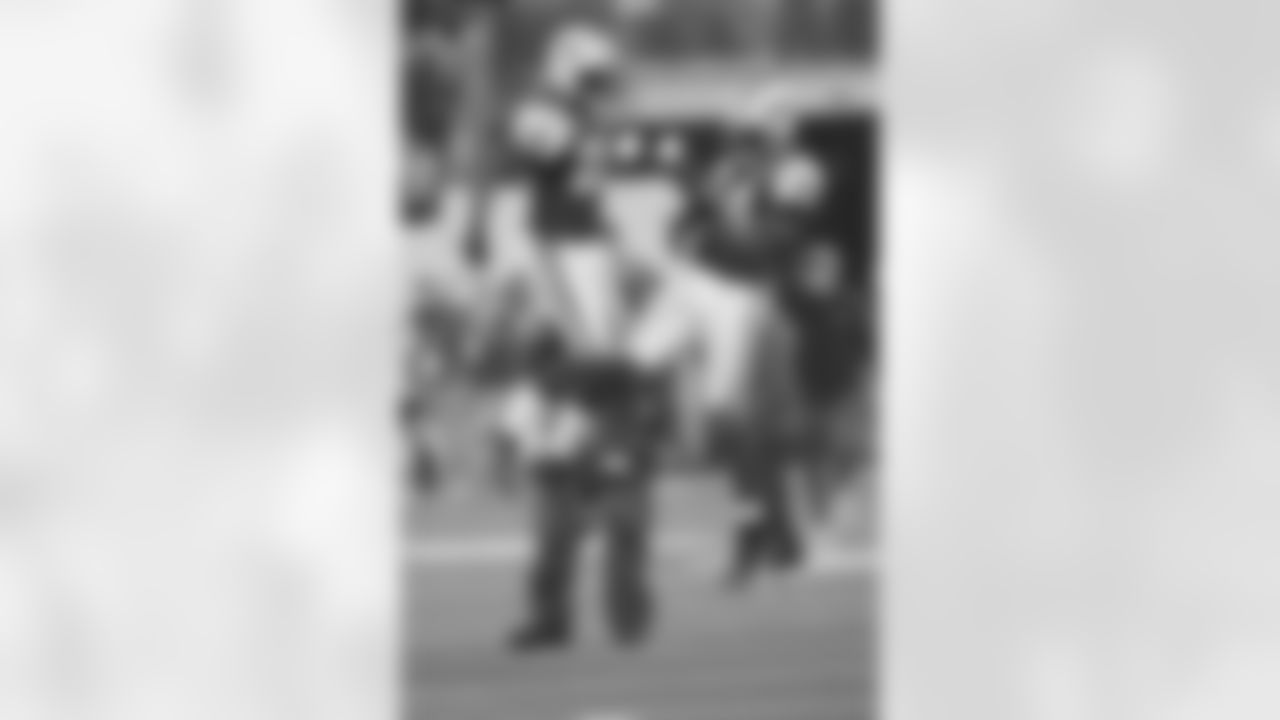 Darrelle Revis Photos