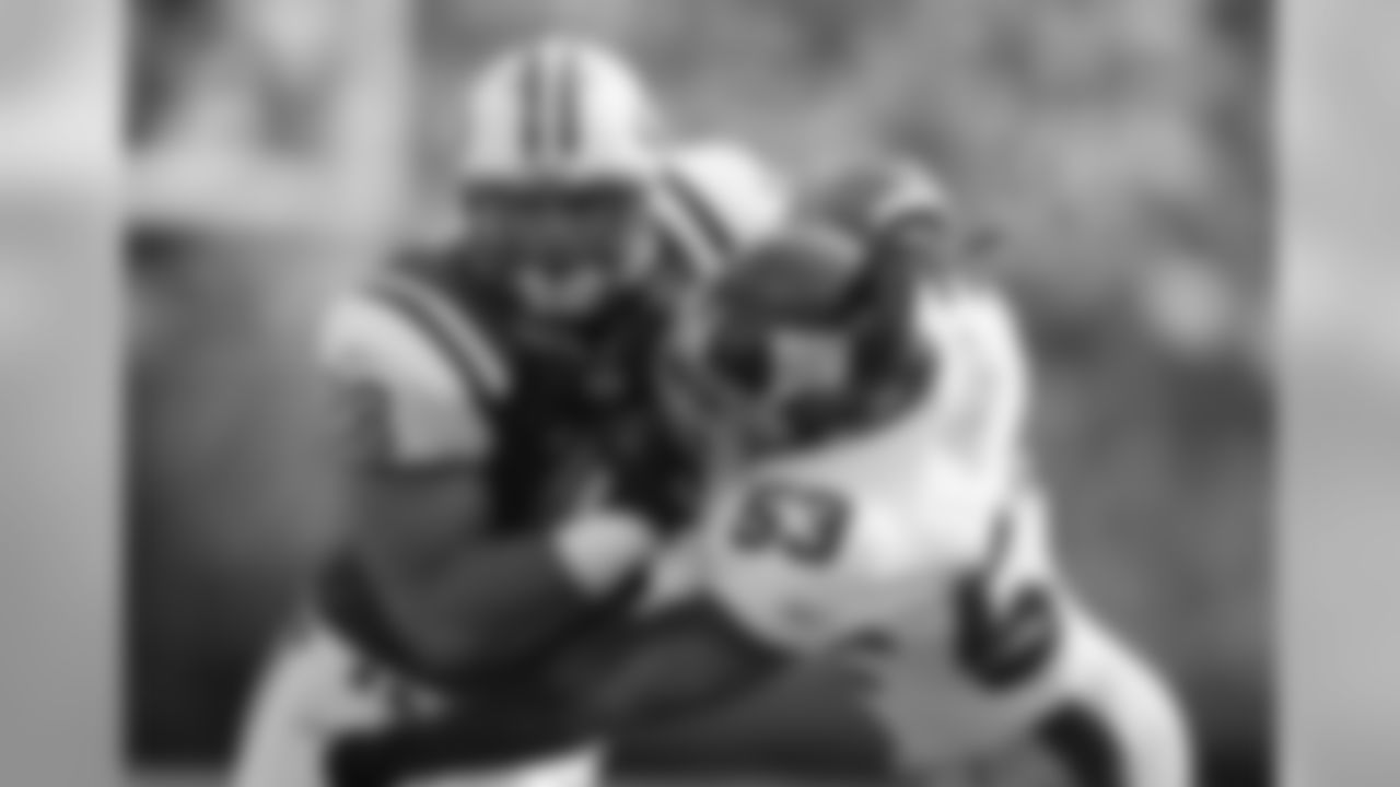 Giants LB Brandon Short (53) attempts to tackle Jets TE Anthony Becht (88).