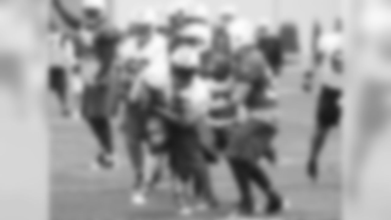 RB #21 LaDainian Tomlinson - Breaking the tackle