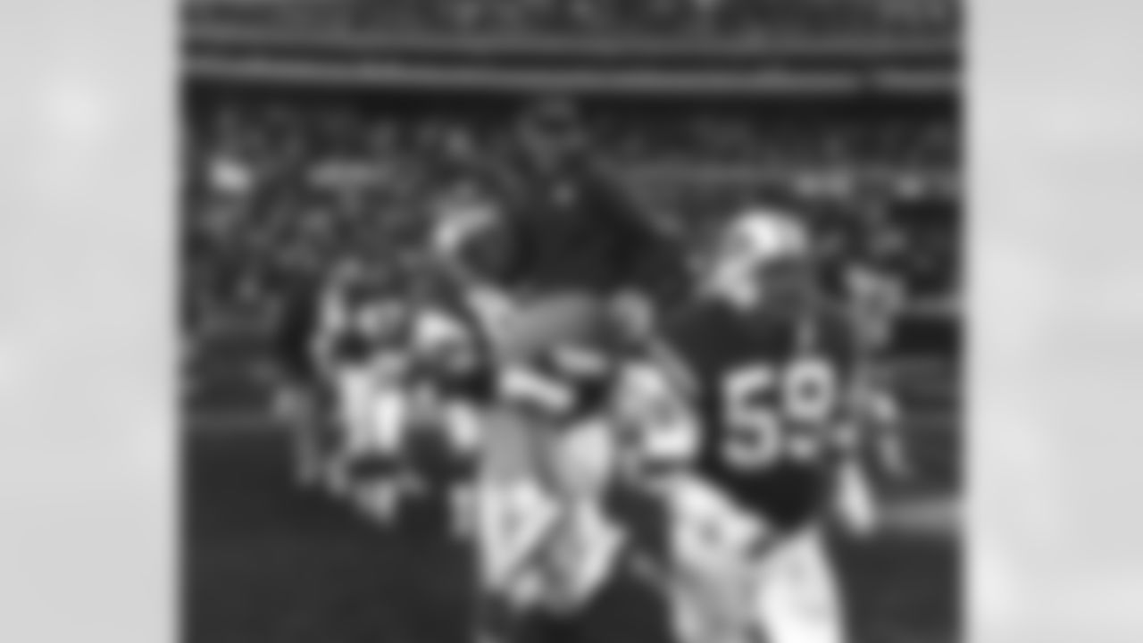 DE Billy Newsome carries head coach Lou Holtz off the field after Holtz won his first professional game on 10/10/76 vs. Buffalo at Shea Stadium in his one and only NFL season.