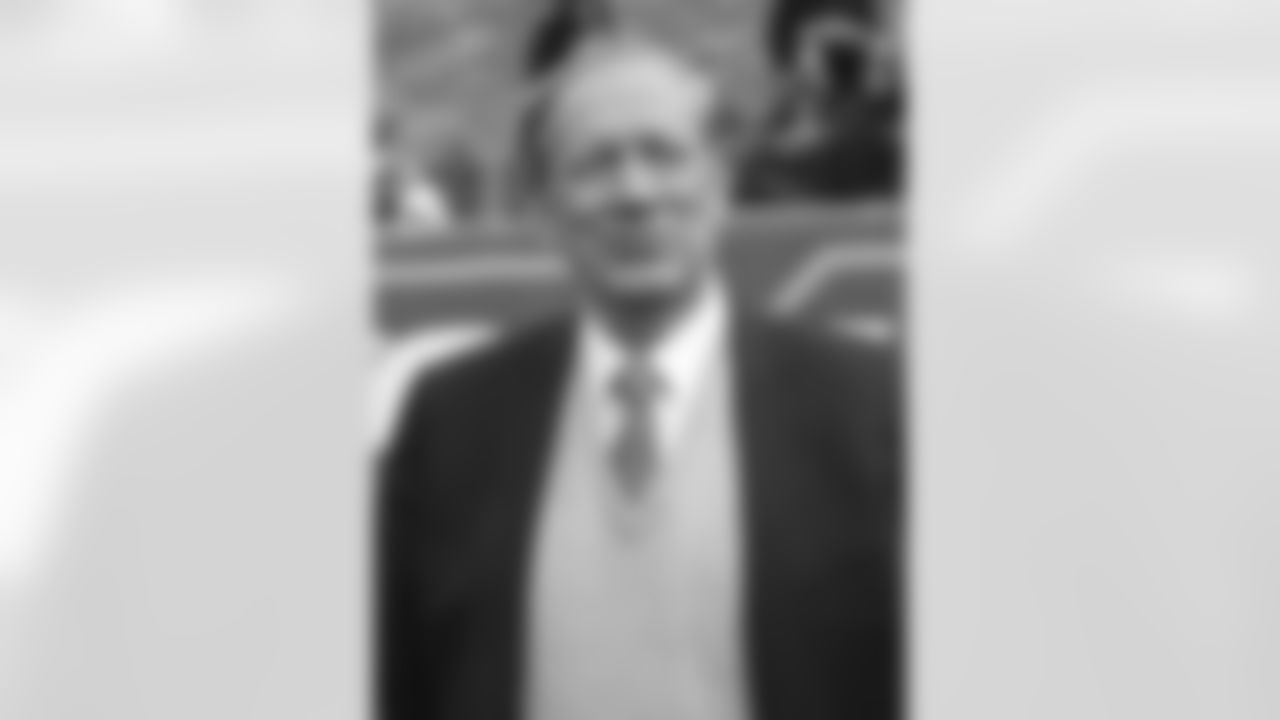 Former New York State Governor George Pataki watches the Jets warm up at MetLife Stadium.