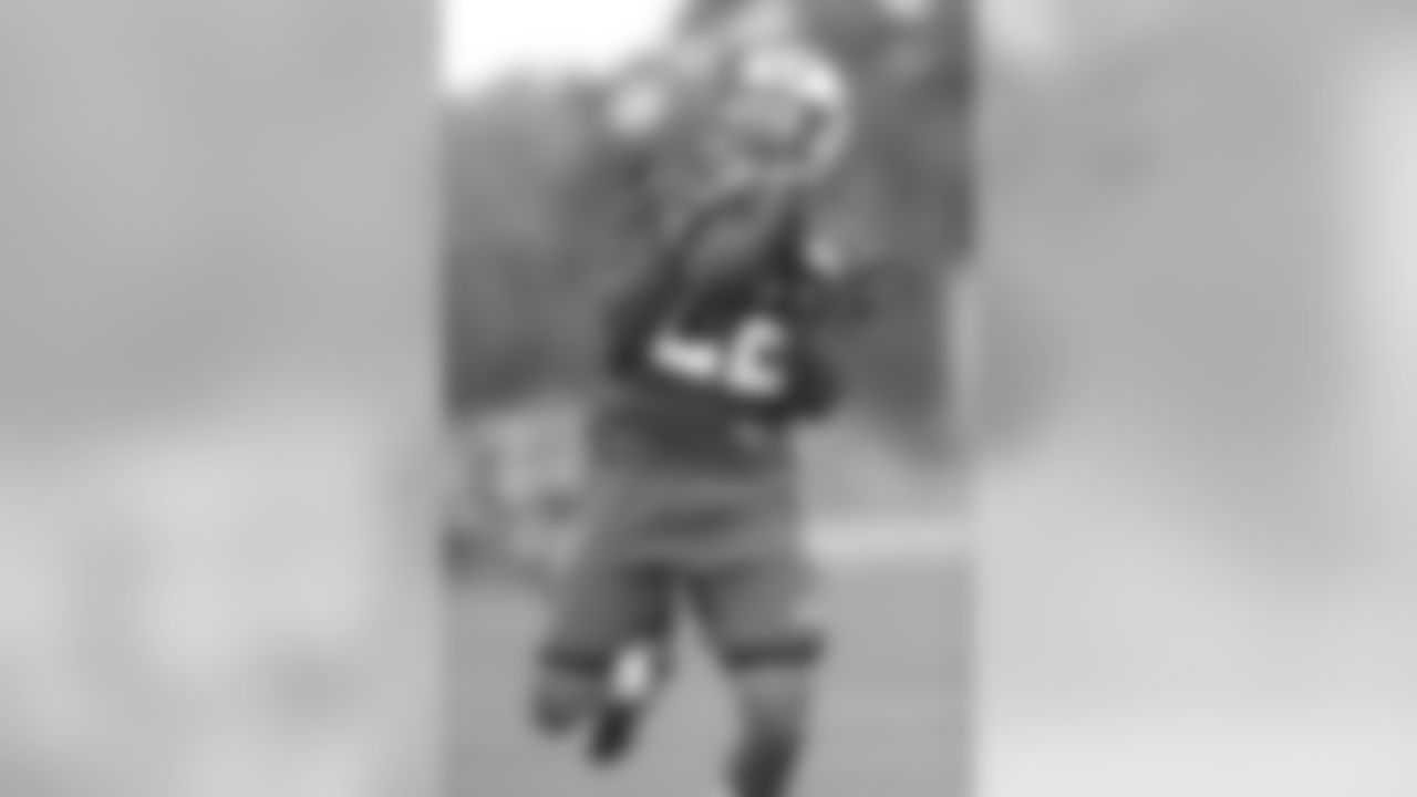 His father, also named Leon, played professional baseball as a shortstop and outfielder for the Houston Astros.