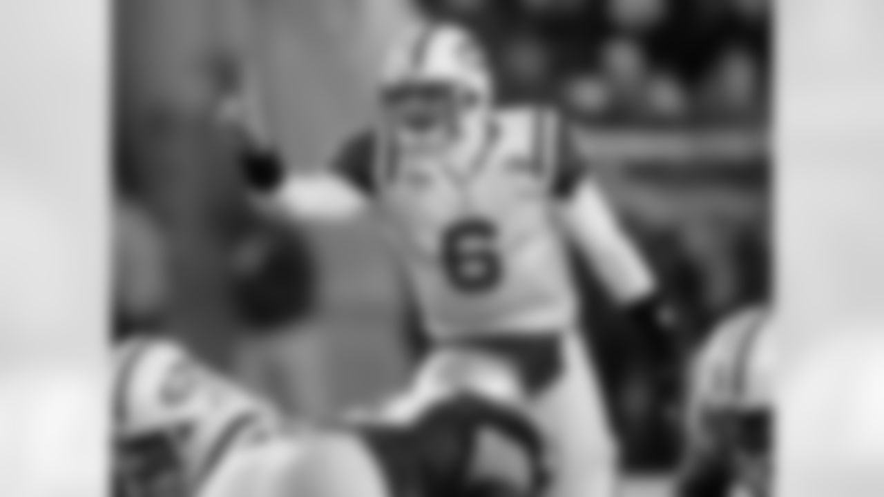 2009 Week 11 Jets at Patriots Photos