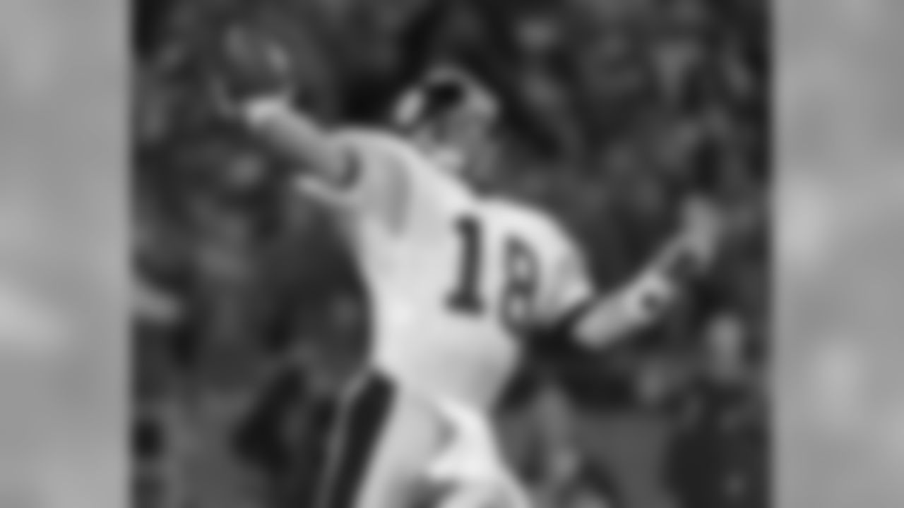 Gailey leads a Steelers offensive attack that finishes first in rushing (143.7 ypg) and second in sacks allowed (21). Jerome Bettis amasses 1,431 yards on the ground along with 11 rush TDs while averaging 4.5 yards a pop. Veteran signal caller Mike Tomczak sets career-highs in completions (222), attempts (401) and passing yards (2,767). The Steelers finish 11th in scoring (21.5 ppg) and capture the AFC Central with 10 wins.