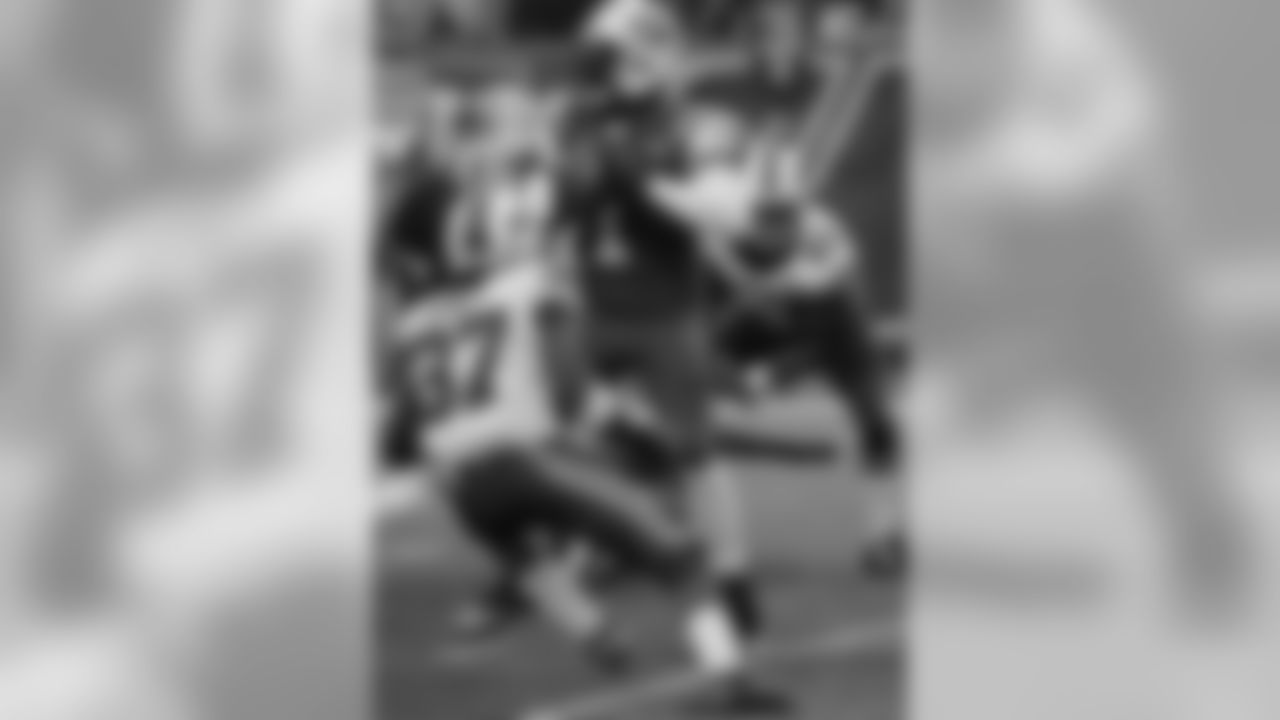The veteran entered the first quarter in Week 8 against the Bills in a relief role, and was named the starting QB the following day. He turned the ball over three times, but did lead the team to 23 points and a 3-for-3 day in the red zone. Vick has not turned the ball over in nine quarters of play, with the last one coming in the third quarter against Buffalo. Being indoors may be a comfort for Vick. The first QB in NFL history to rush for 6,000 yards has five more rushing TDs in a dome than outside during his career despite having played 30 less games in a closed stadium.