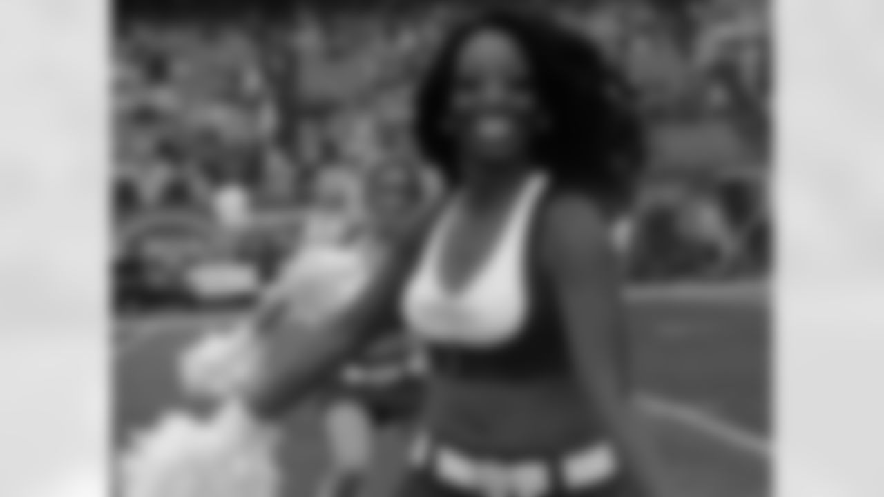 Mandisa 2009 Flight Crew Member Photos