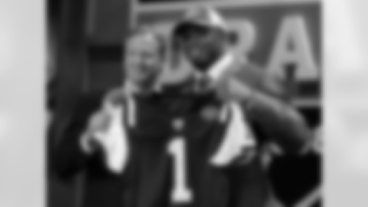 Roger Goodell and Vernon Gholston after the Jets made their pick