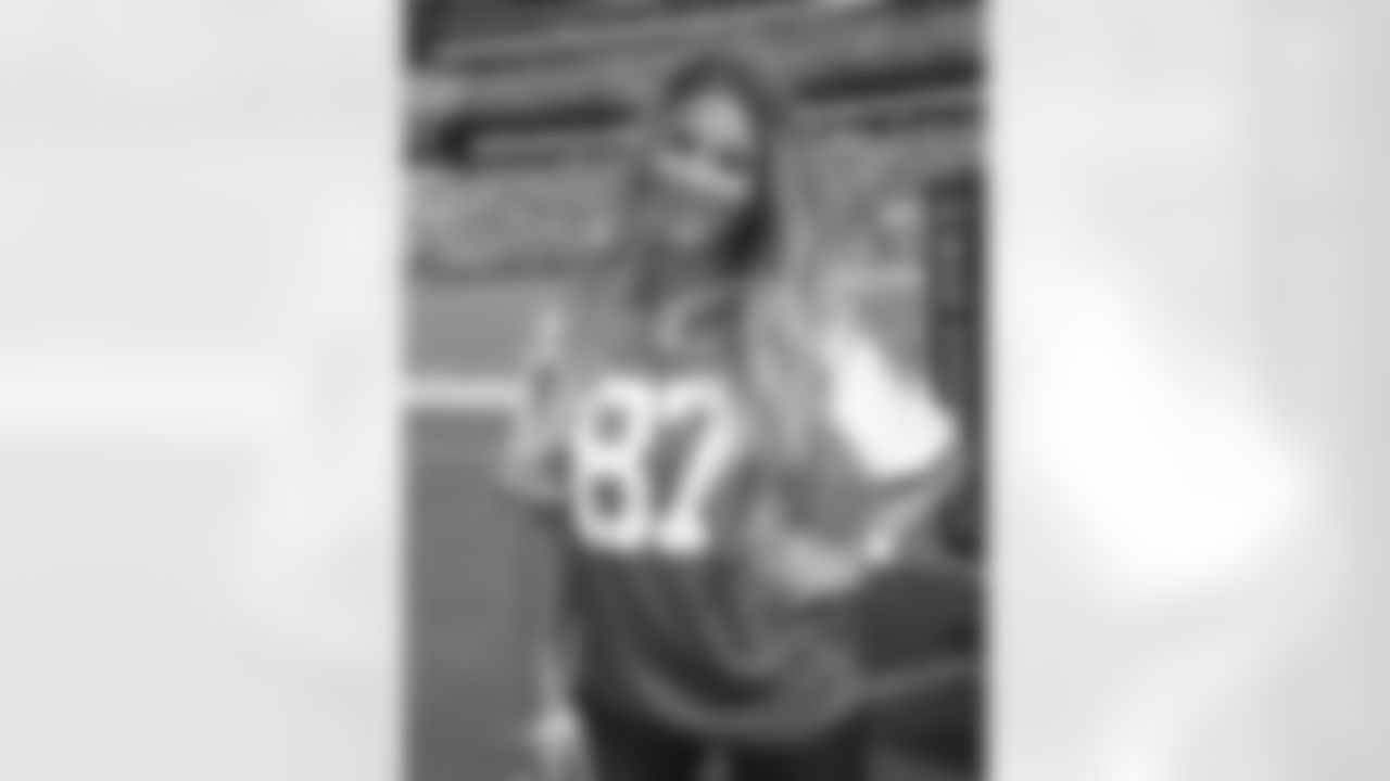 Singer Jessie James Decker, wife of Jets WR Eric Decker, got the pre-game ceremonies started with her beautiful rendition of the national anthem before kickoff against the Lions.