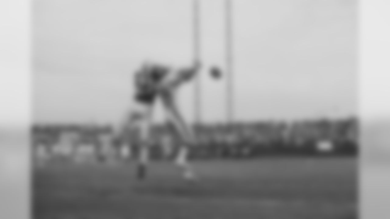 New York Jets CB Steve Tannen (21) knocks down pass intended for New York Giants WR Clifton McNeil (18) during first quarter action between Giants and Jets at Shea Stadium.
