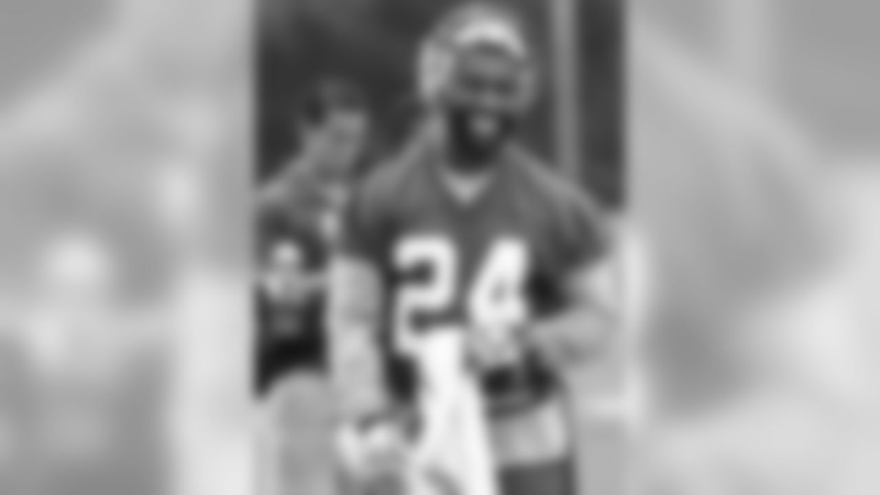 DB #24 Darrelle Revis