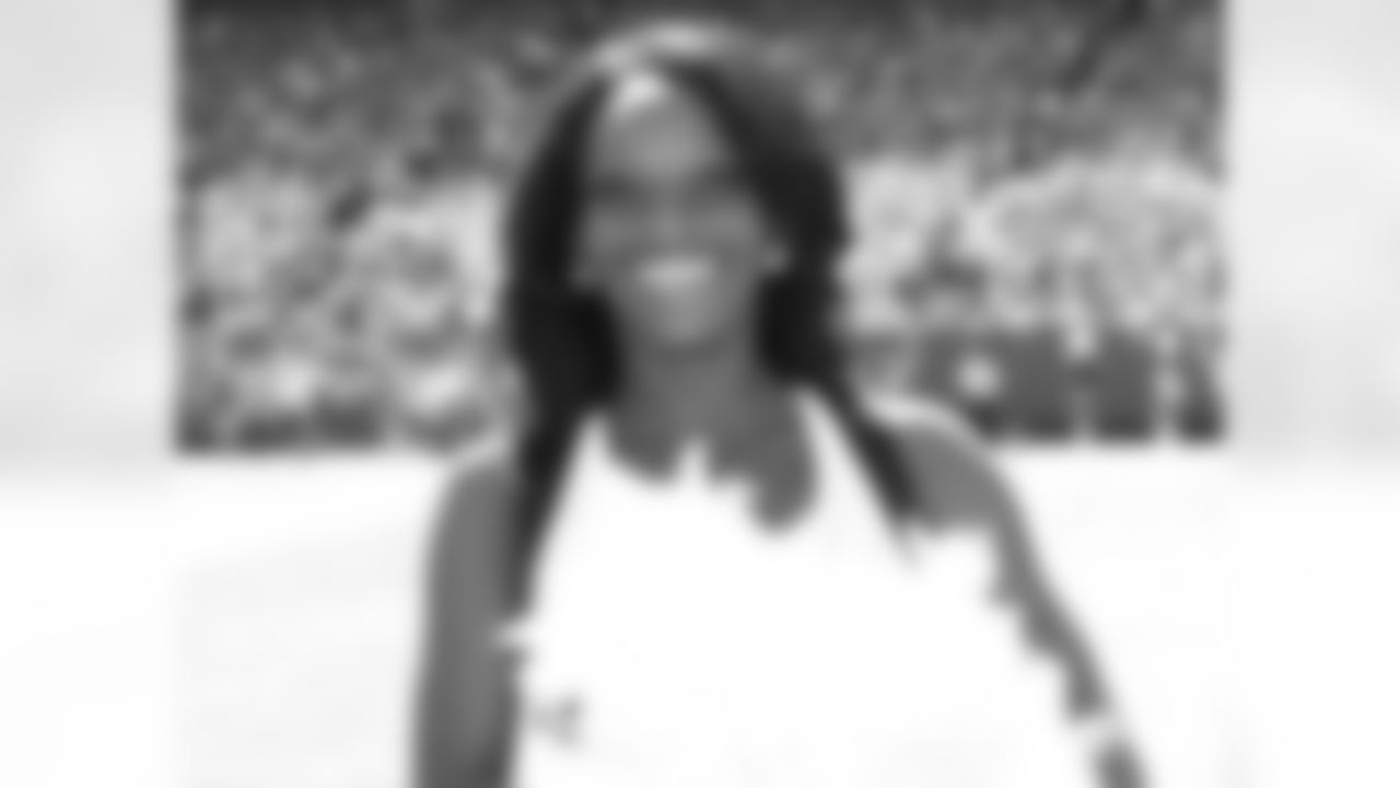 Mandisa 2009 Flight Crew Member Photos