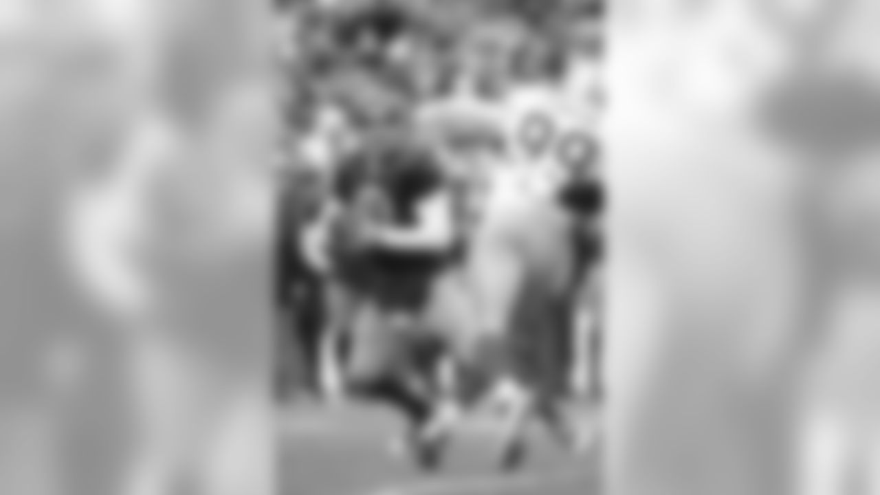 12, set the NFL single-season record with a 122.5 passer rating in 2011, topping the previous mark held by Manning (121.1 in '04). Was the first Packer to lead the league in the category since the system was implemented in 1973.