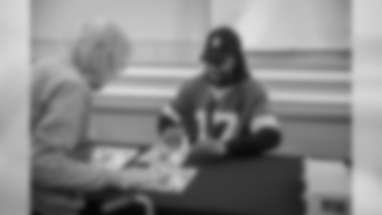 Packers present check to Paul's Pantry