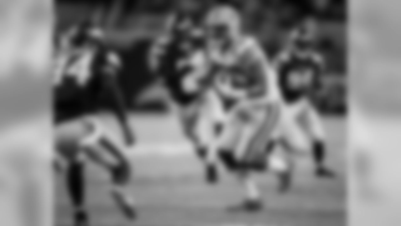 Appeared in all 16 games of the 2016 regular season, catching 30 passes for 271 yards and 2 TDs.