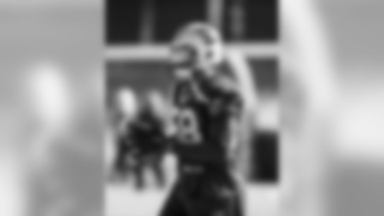 LB Thomas Davis, Sr.