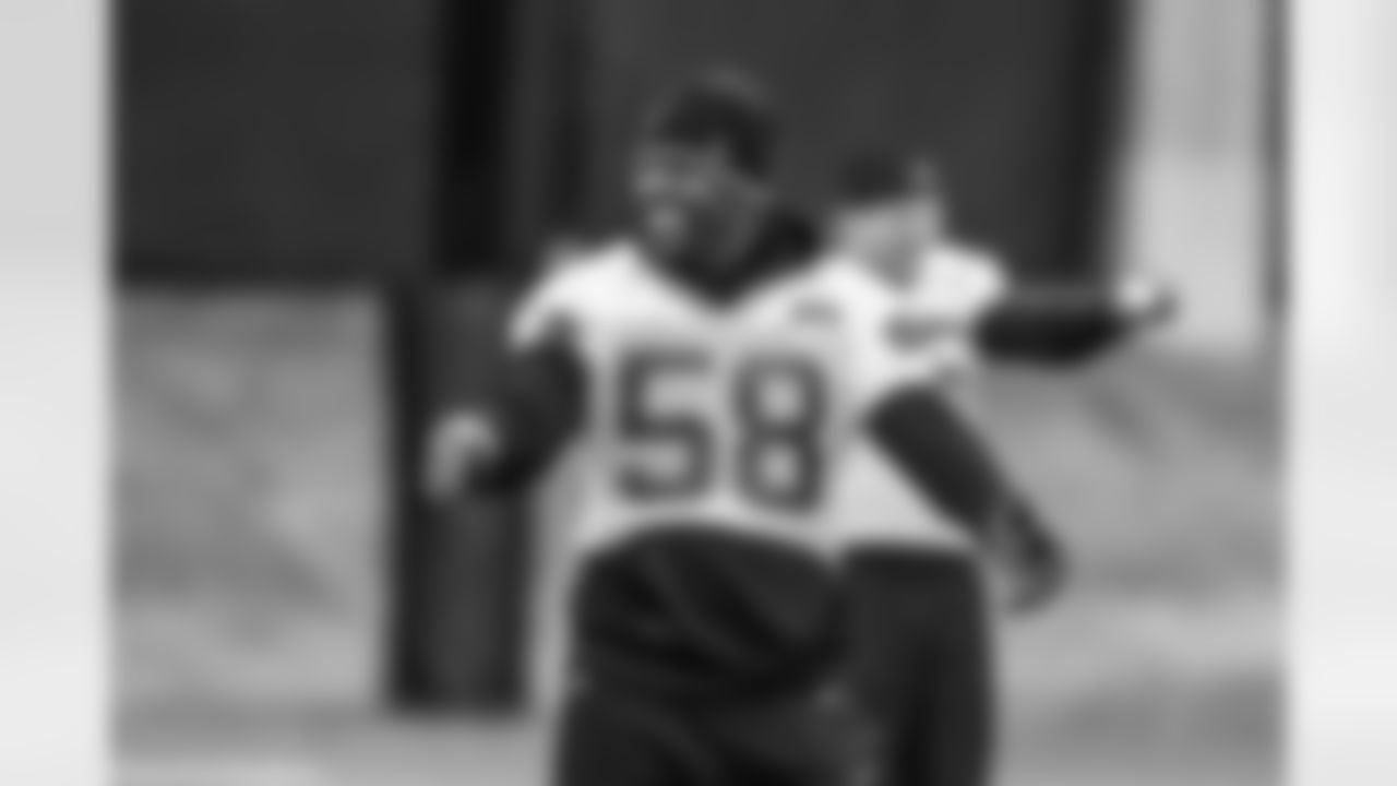 LB Thomas Davis, Sr.
