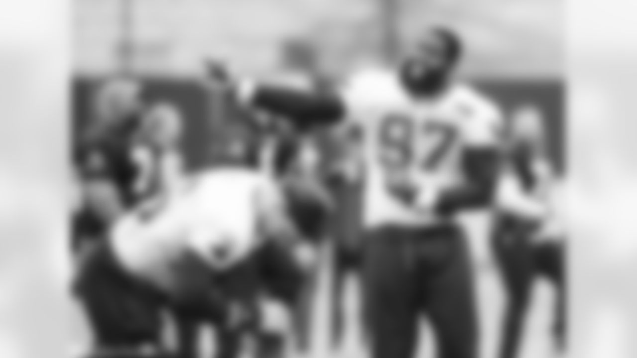 DE Mario Addison