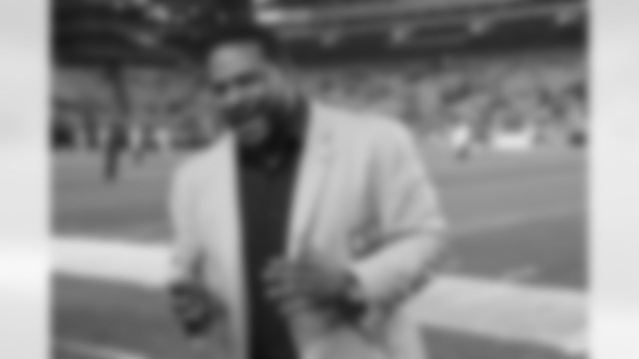 Former Pittsburgh Steelers running back Jerome Bettis, before an NFL football game against the Baltimore Ravens, Thursday, Oct. 1, 2015 in Pittsburgh. (AP Photo/Don Wright)