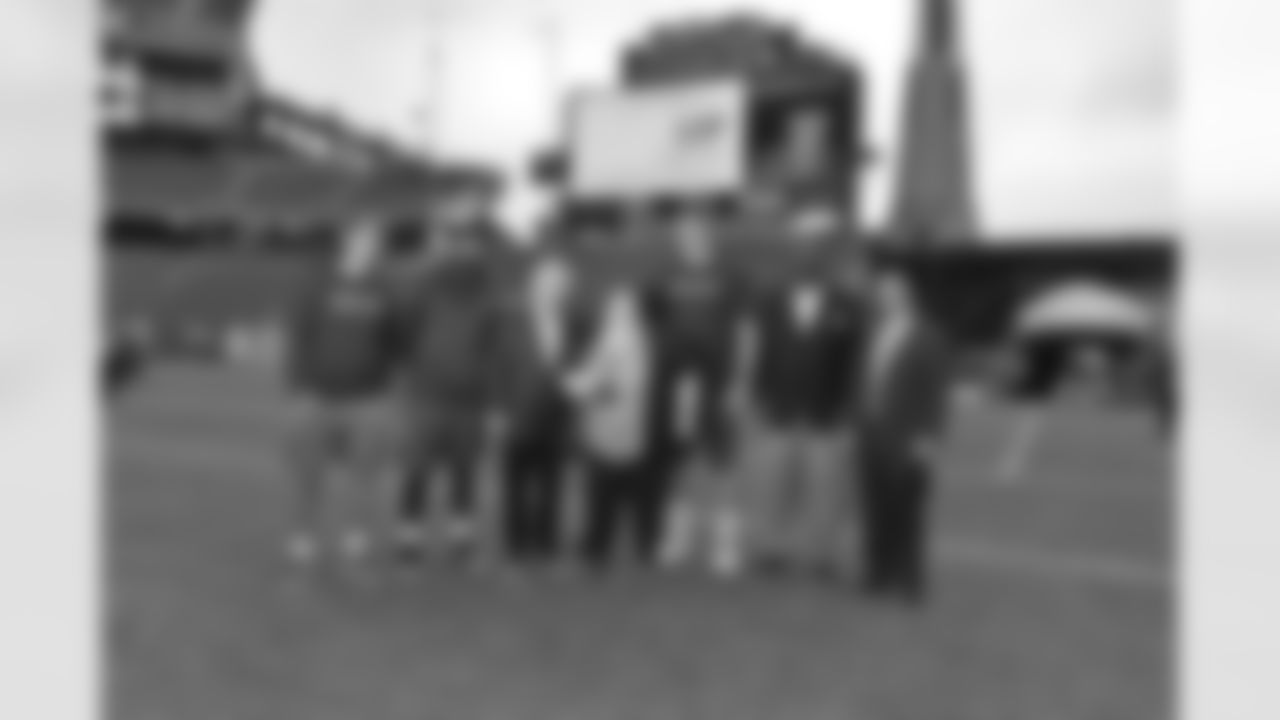 lookingandfeelingfab_hollybrown_field1_small.jpg