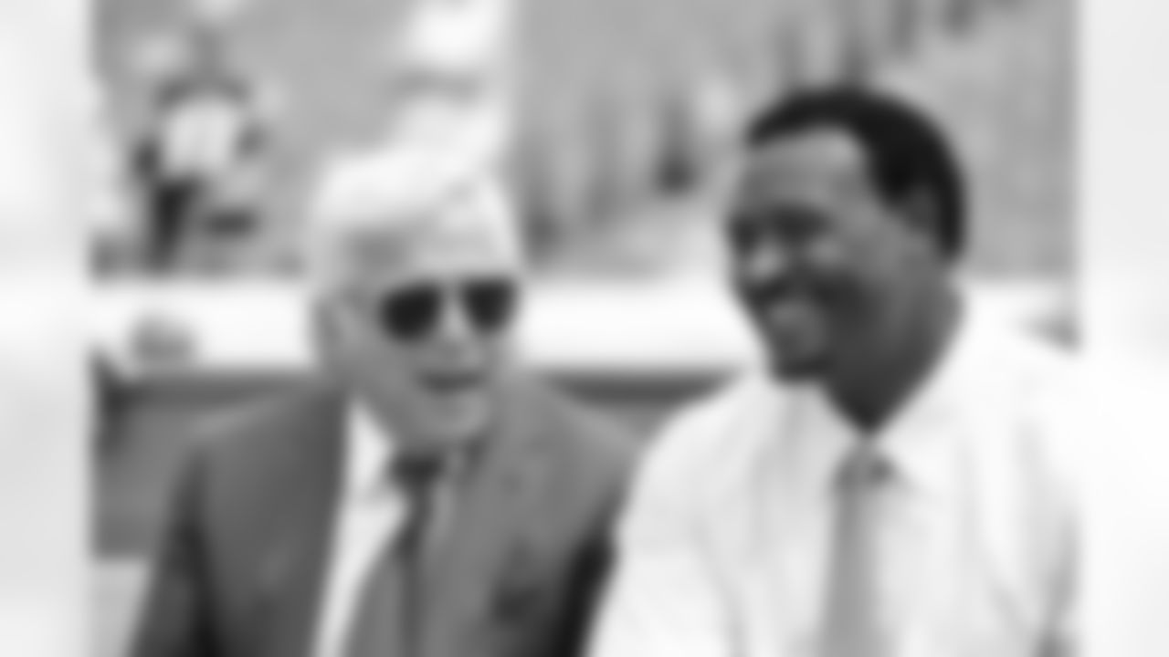 New England Patriots owner Robert Kraft sits with Willie McGinest prior to the NFL week 1 football game against the Miami Dolphins on Sunday, Sept 7, 2014 in Miami. The Dolphins won the game 33-20. (AP Photo / Jim Mahoney)