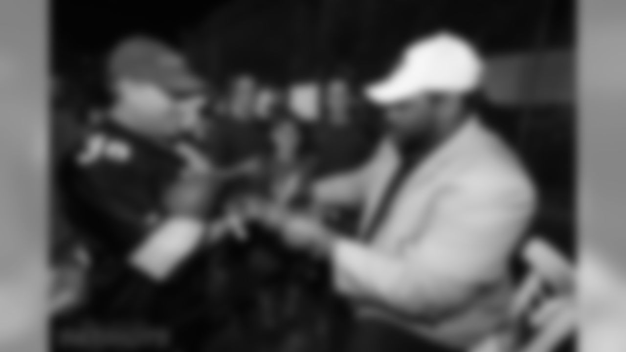Jerome Bettis signs a photo for a fan.